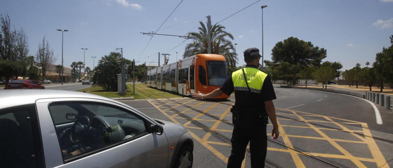 Un agente de policía en San Vicente.