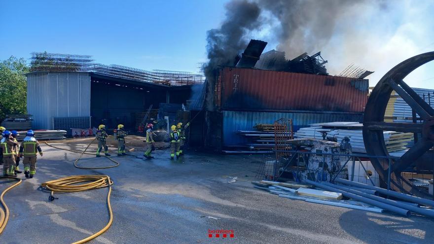 Es declara un incendi en una nau industrial del polígon Barcelonès d&#039;Abrera