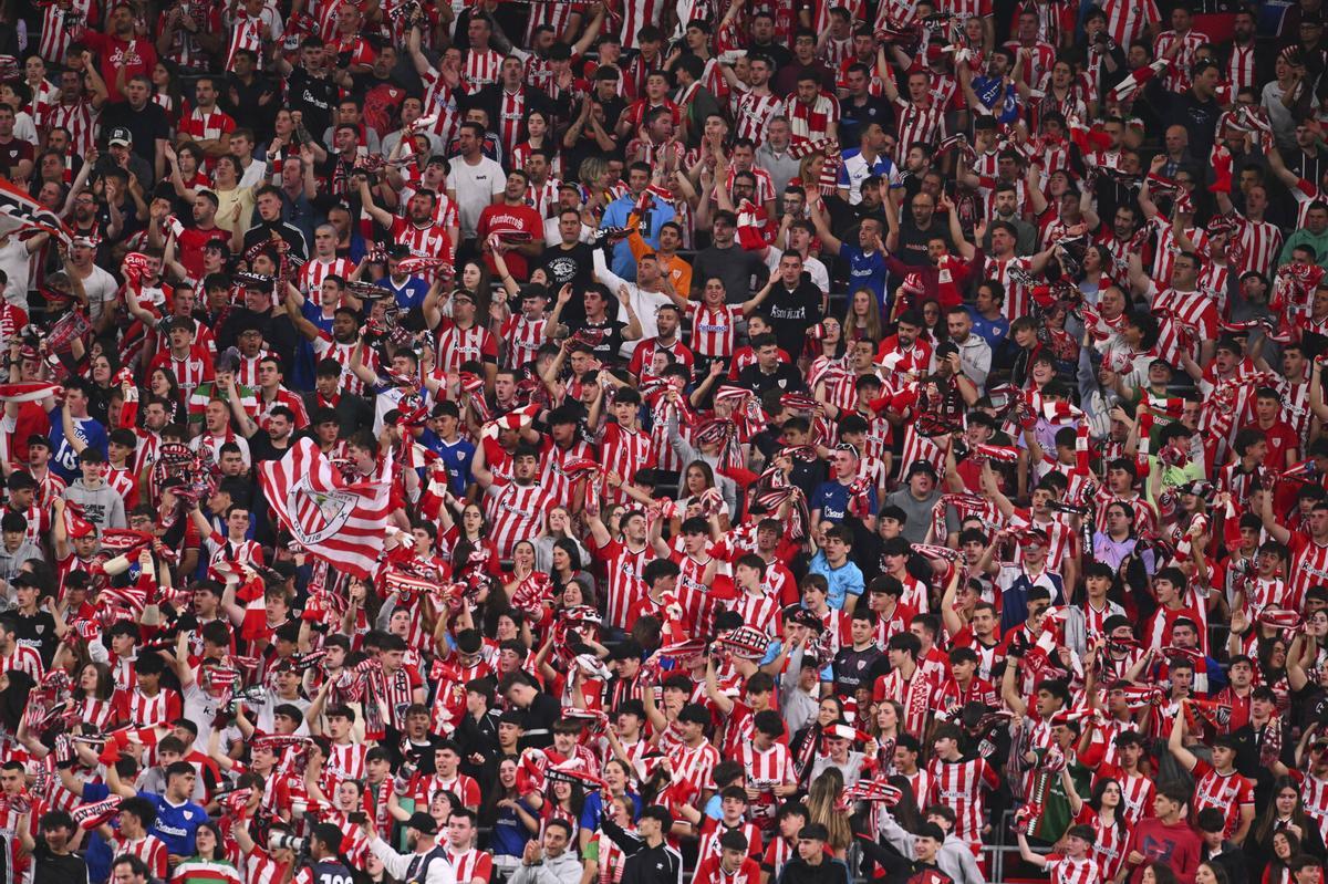 Athletic Bilbao fans cheer for their team during the Spanish La Liga soccer match between Athletic Bilbao and Barcelona at the San Mames stadium in Bilbao, Spain, Sunday, May 25, 2025. (AP Photo/Miguel Oses)