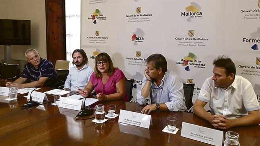 De izquierda a derecha Alzamora, Martínez, Busquets, Hernández y Córcoles ayer en la presentación del resultado de los patrocinios de la AETIB.