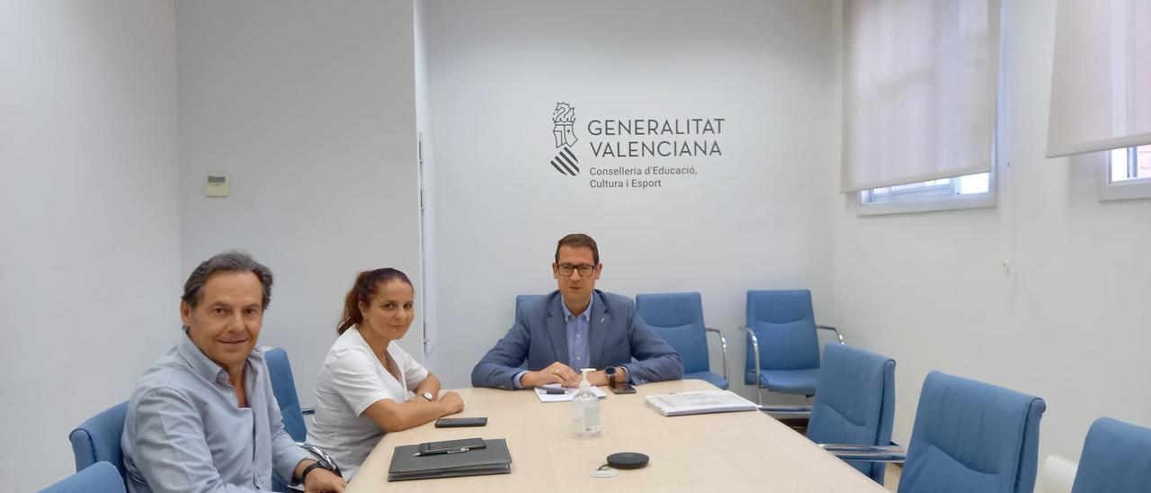 La alcaldesa de Bonrepós i Mirambell se reúne con el director general de Infraestructuras Educativas de la Generalitat Valenciana y con el arquitecto del proyecto.