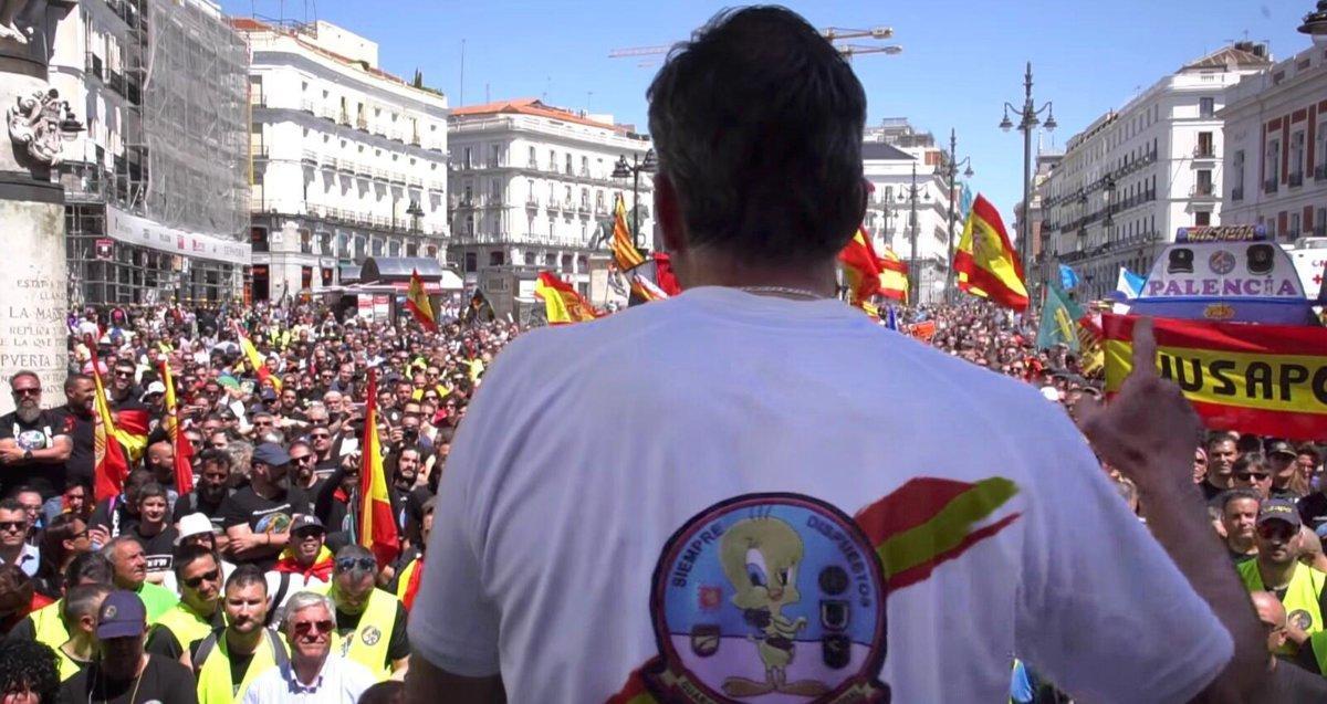 Javier Ortega Smith, secretario general de Vox, habla en una concentración de la plataforma de guardias y policías Jusapol el pasado 5 de mayo. En su camiseta, un Piolín. 