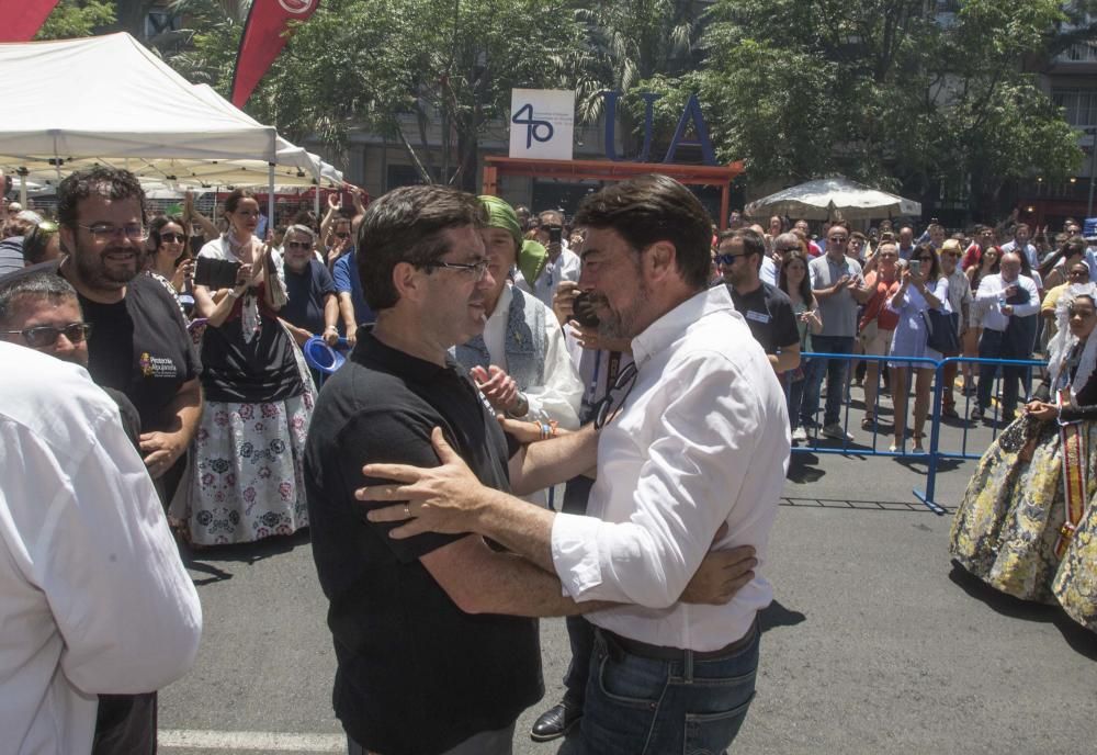 La excelente mascletà de los granadinos, con un terremoto final interminable en dos alturas, provoca la primera gran ovación del concurso de Hogueras