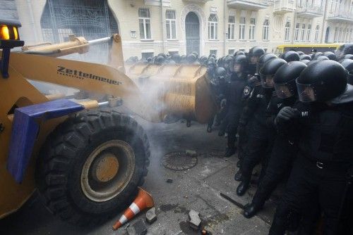 Los manifestantes opositores concentrados por cientos de miles este domingo en Kiev han ocupado parte de las dependencias del Ayuntamiento de la capital ucraniana en una jornada de tensión y manifestaciones.