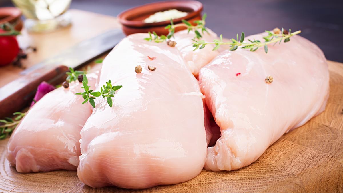 Utiliza el microondas como un horno de sal para asar pollo sin grasa y casi sin calorías