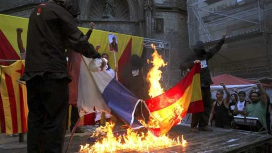 Encapuchados queman las banderas de España, UE y Francia