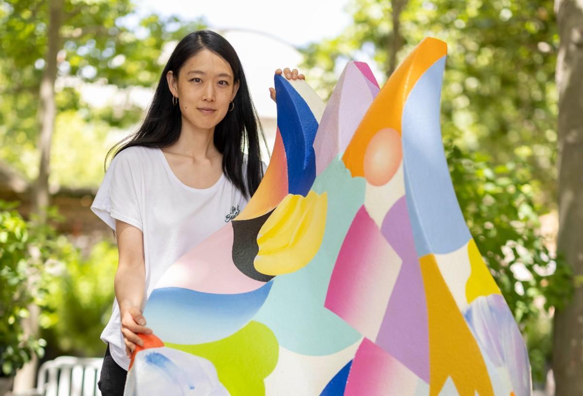 Mina Hamada junto a una de sus obras en La Roca Village
