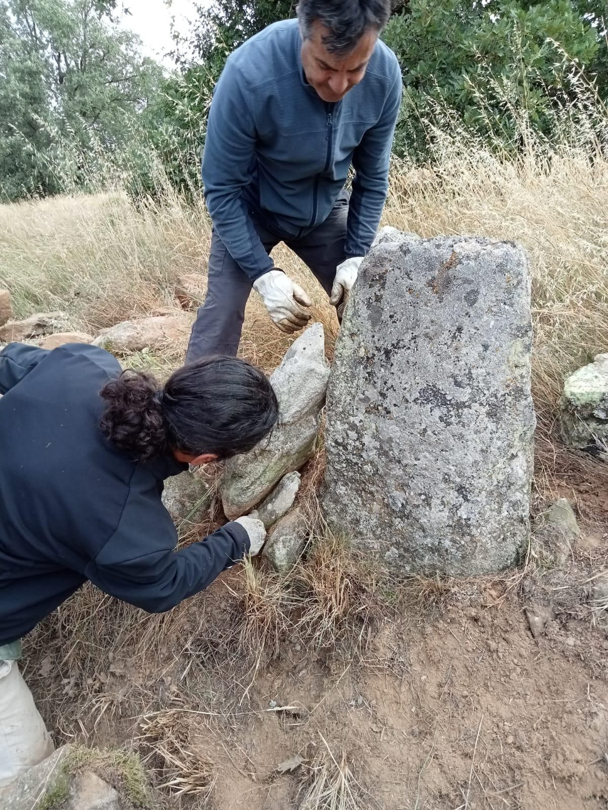 Raúl Sánchez (arriba) y Jaime del Barrio durante la reconstrucción de una pared sayaguesa.