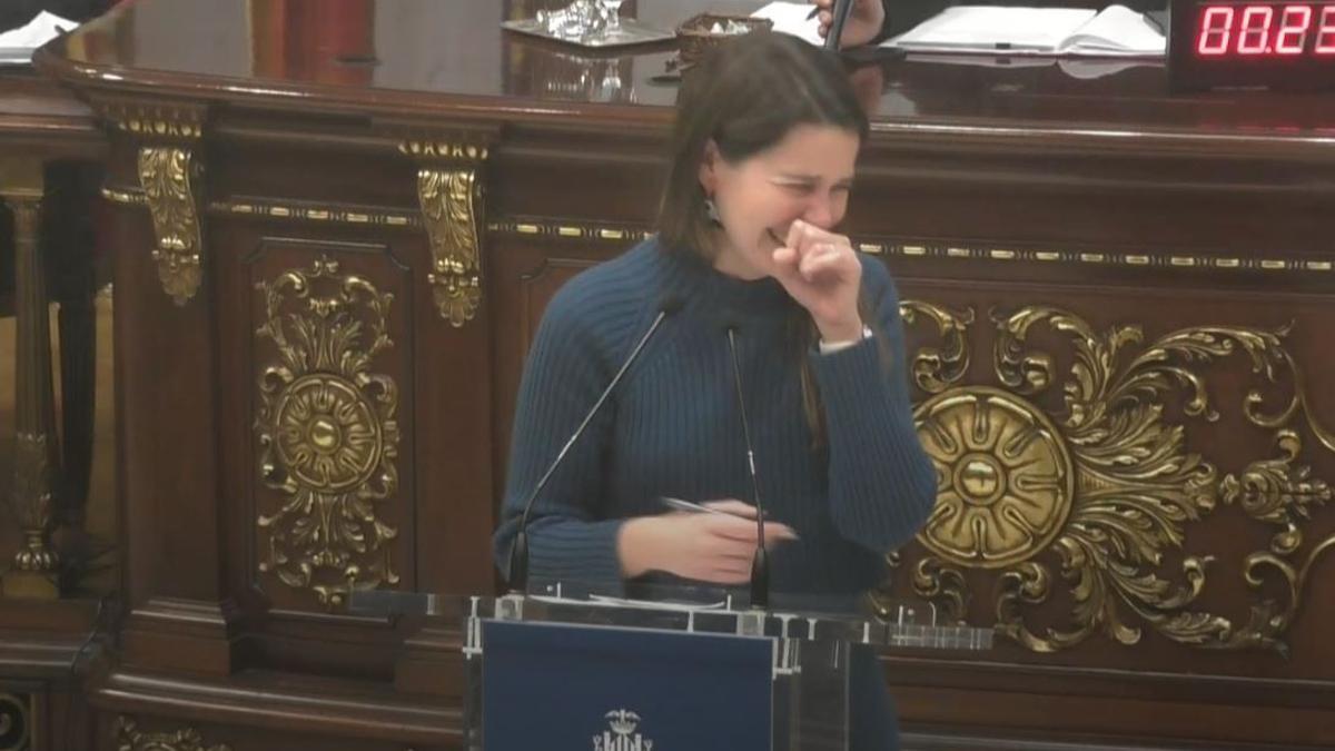 María Pérez se emociona durante el pleno.