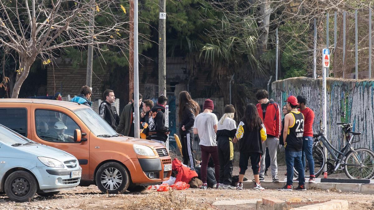 Asistentes al botellón y fiesta rave en Benimaclet