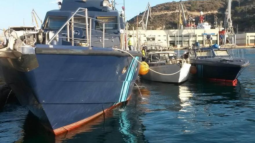 El velero ´Anna María´, en el centro, atracado en el puerto de Cartagena