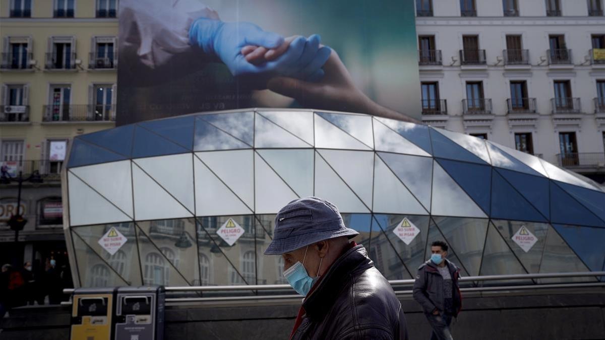 Mascarillas y publicidad en las calles de Madrid