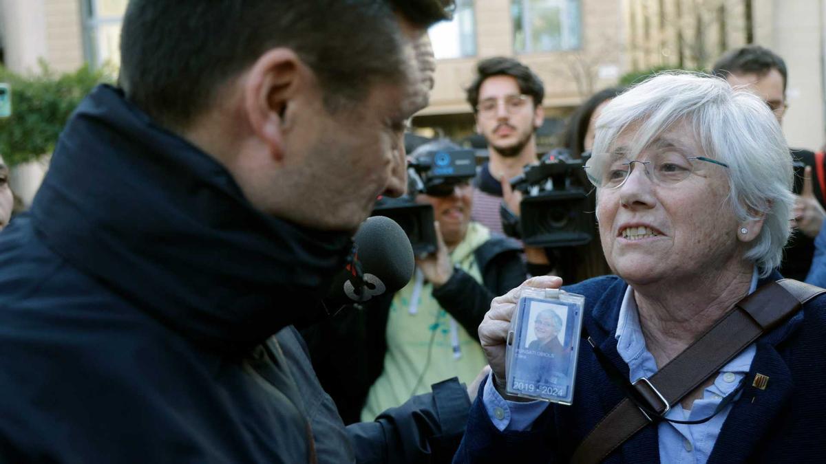 Ponsatí mostra al mosso que la va detenir ahir el seu carnet com a eurodiputada.