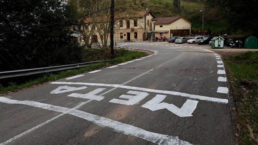 La carretera del Piles al Infanzón, pintada por los corredores.