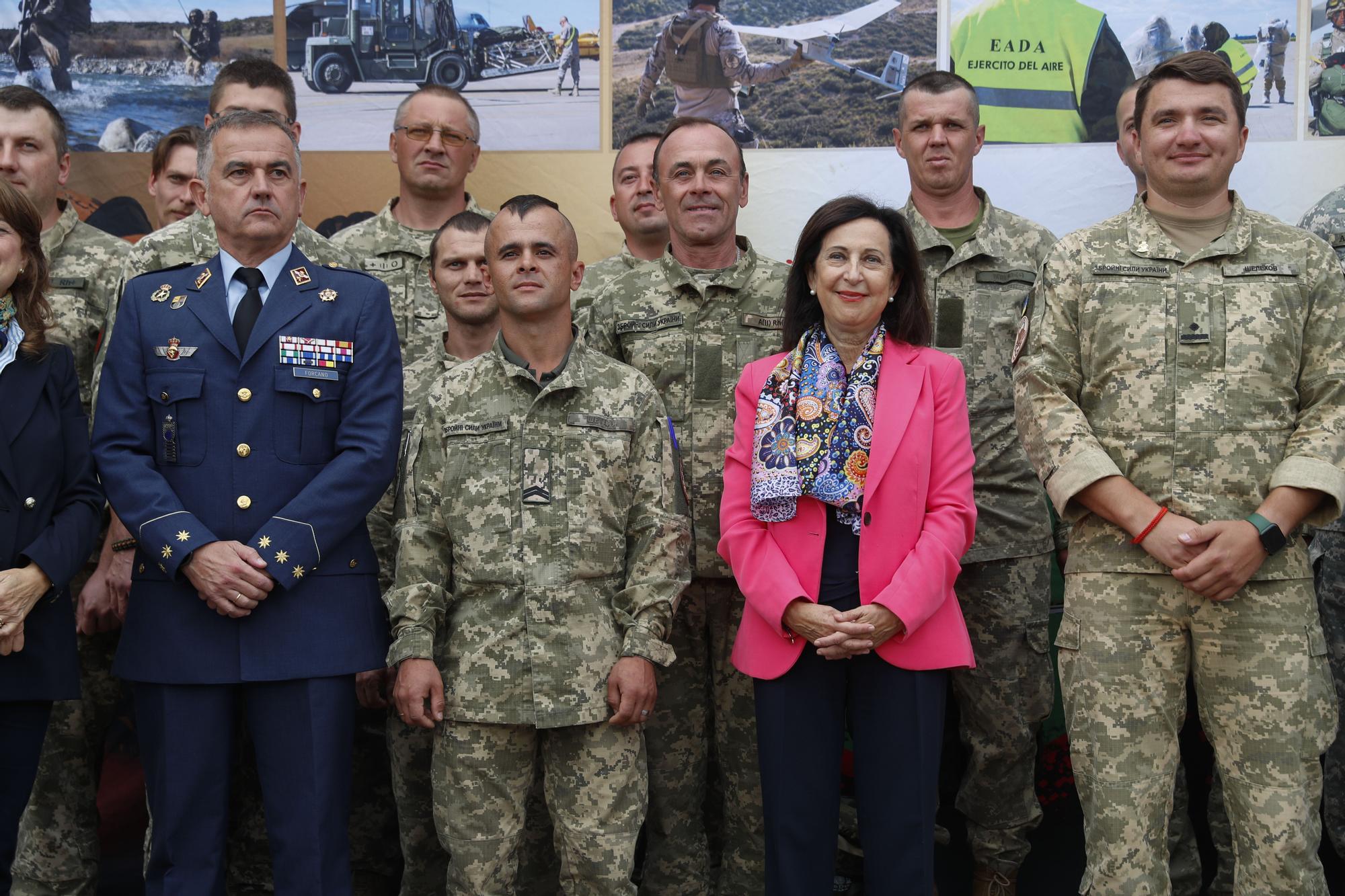 La ministra de Defensa, con militares ucranianos, durante su visita a la Base Aérea.