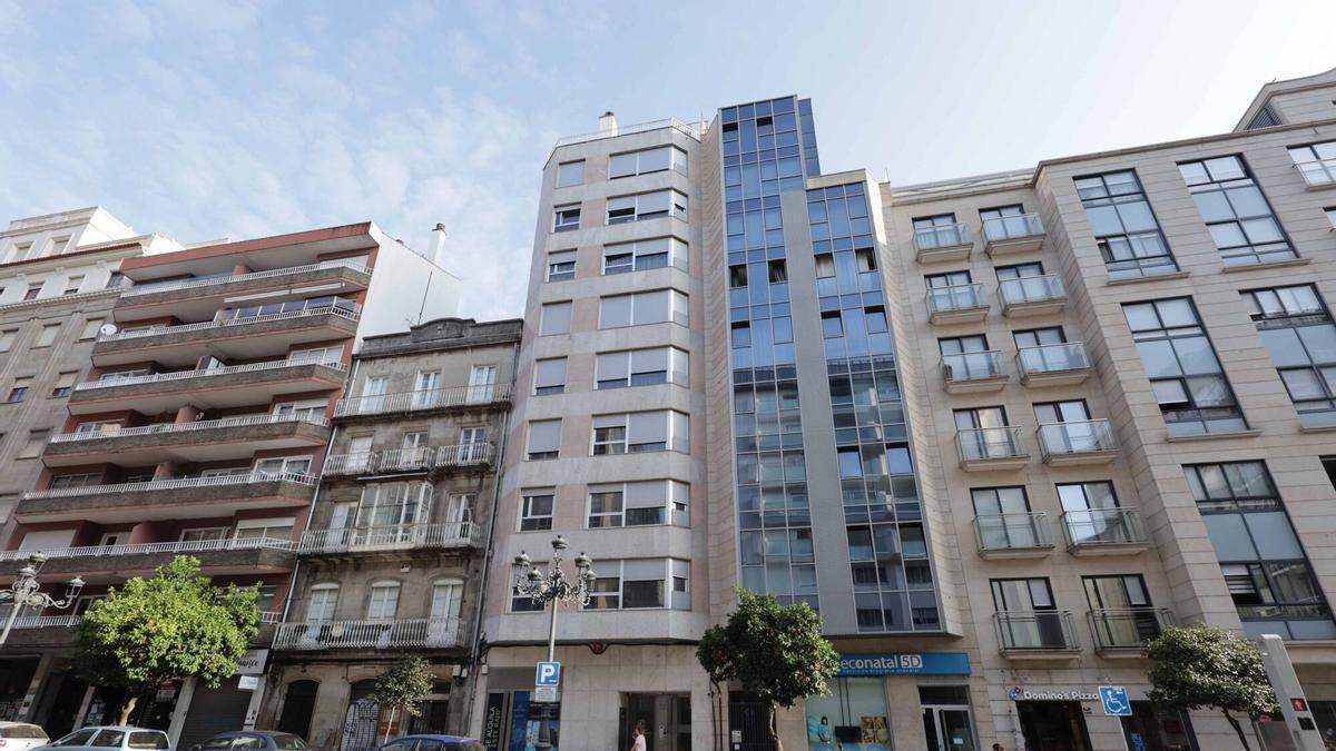 El edificio número 37 de García Barbón que ha salido a la venta.