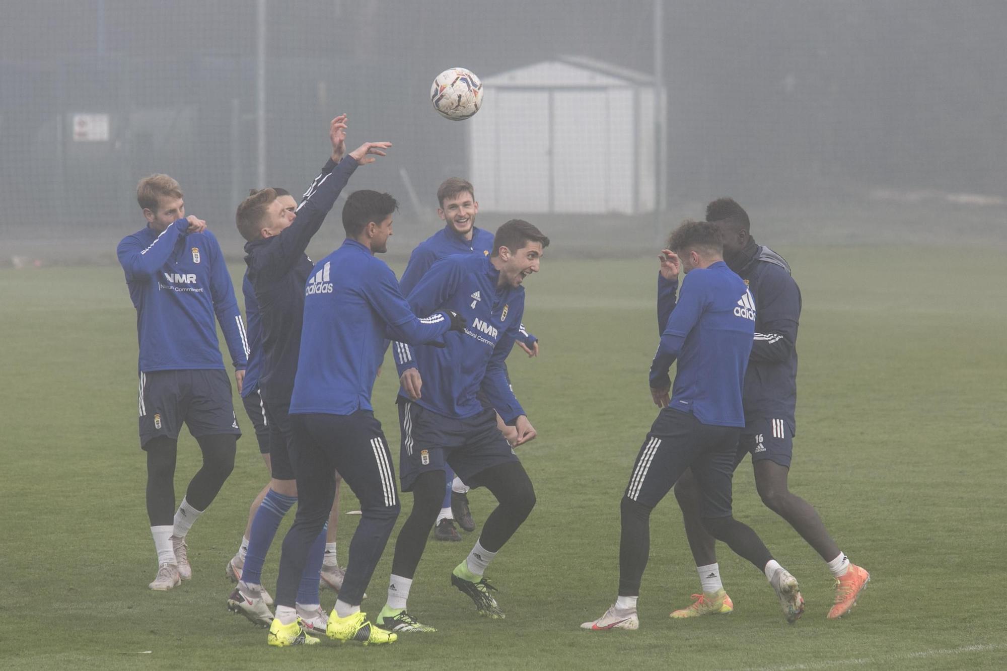 El entrenamiento del Oviedo en mitad de la niebla