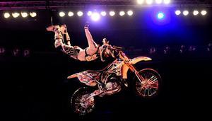 Un acròbata fa una pirueta en moto com a part de la gira mundial Nitro Circus, a Melbourne (Austràlia).