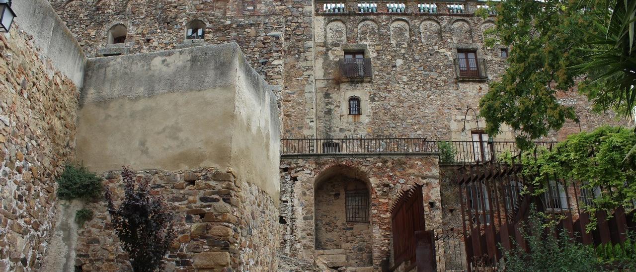 Hay grietas en la fachada del Palacio de las Veletas de Cáceres que favorecen la humedad.