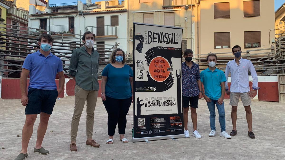 La alcaldesa de Benassal con Luisma Garrido, organizador del evento, y los protagonistas de la tarde programada para el 5 de septiembre.