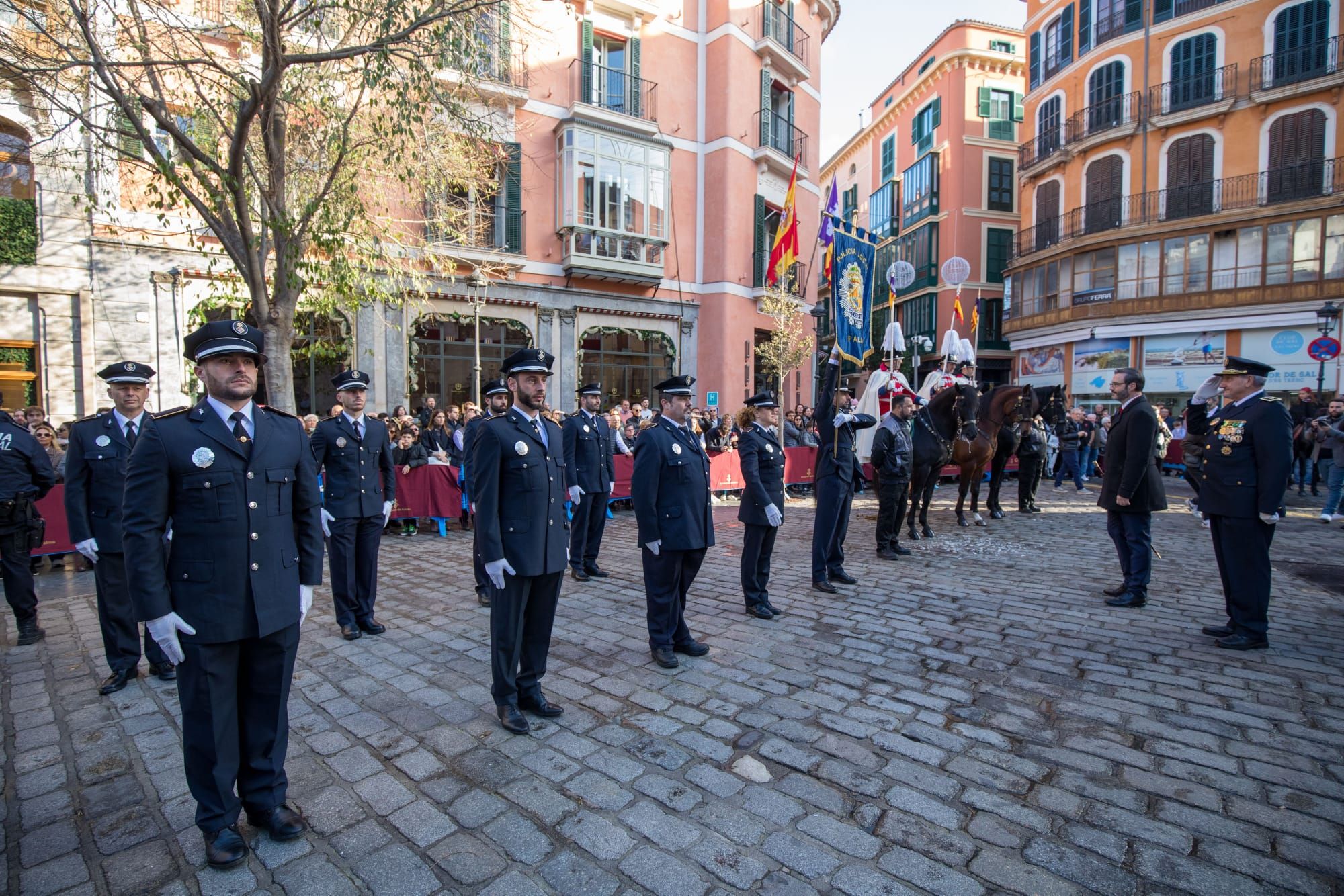 Festa de l’Estendard: el pendón real ya luce en la plaza del Ayuntamiento de Palma