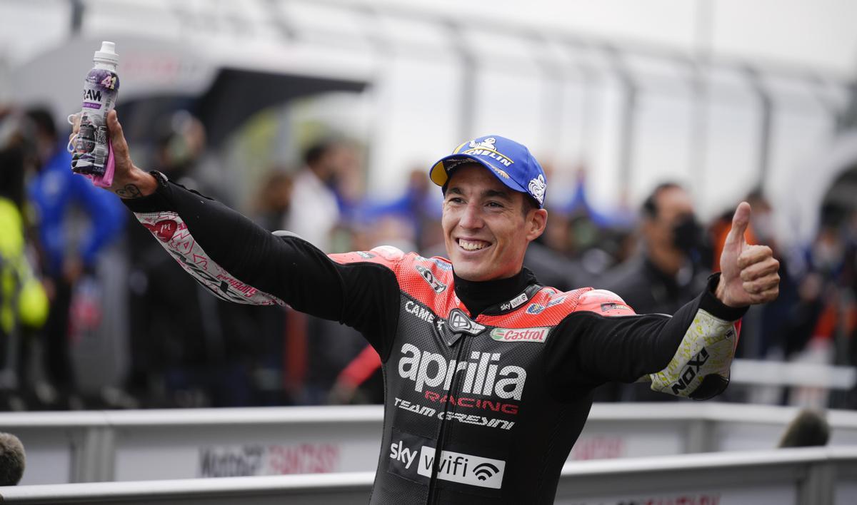 Aleix Espagaró saluda, feliz, a los mecánicos de Aprilia en el 'corralito' de Silverstone.