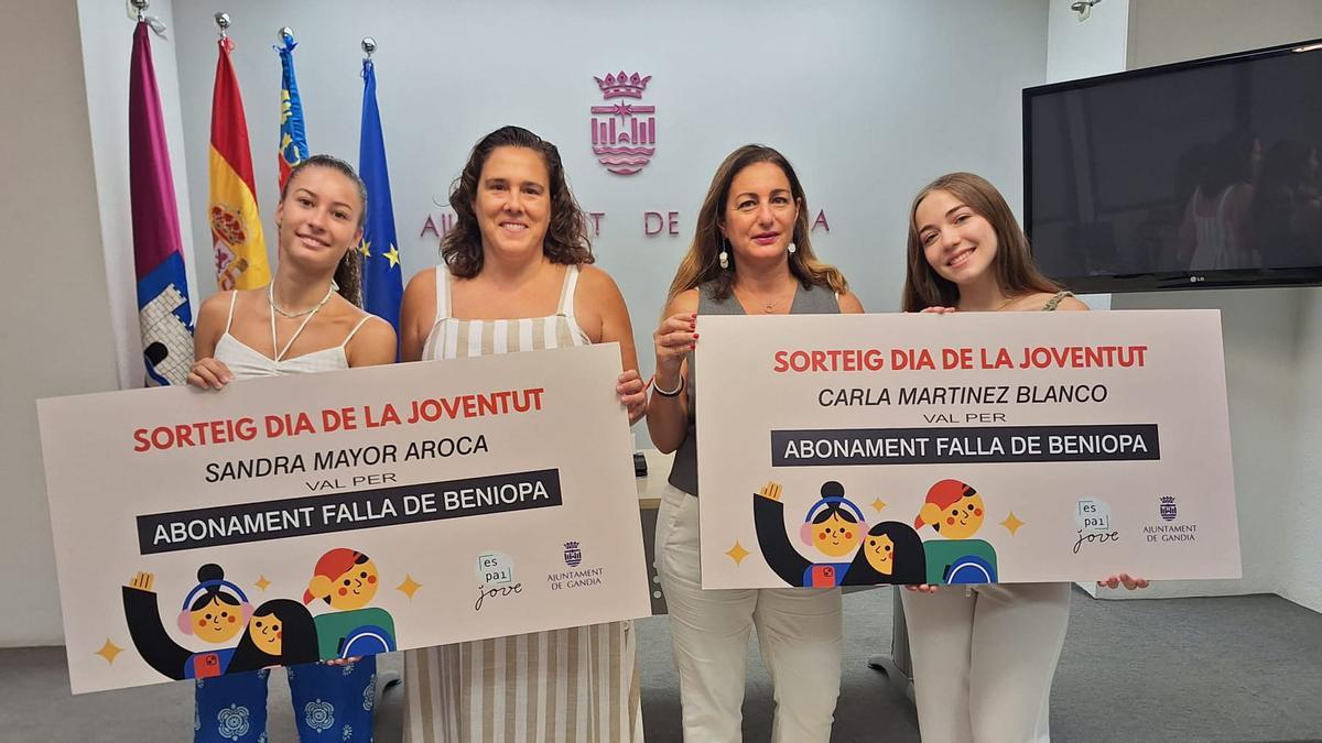 Las jóvenes posan con los premios en el acto celebrado en el ayuntamiento