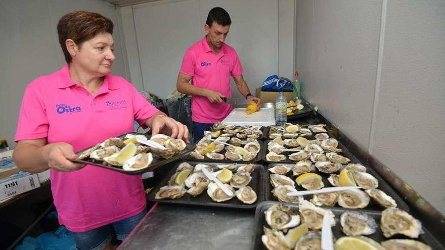 Los cocineros durante la preparación de las raciones de ostras. // Gustavo Santos