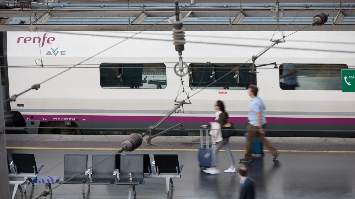 Viajeros en el andén de un tren AVE.