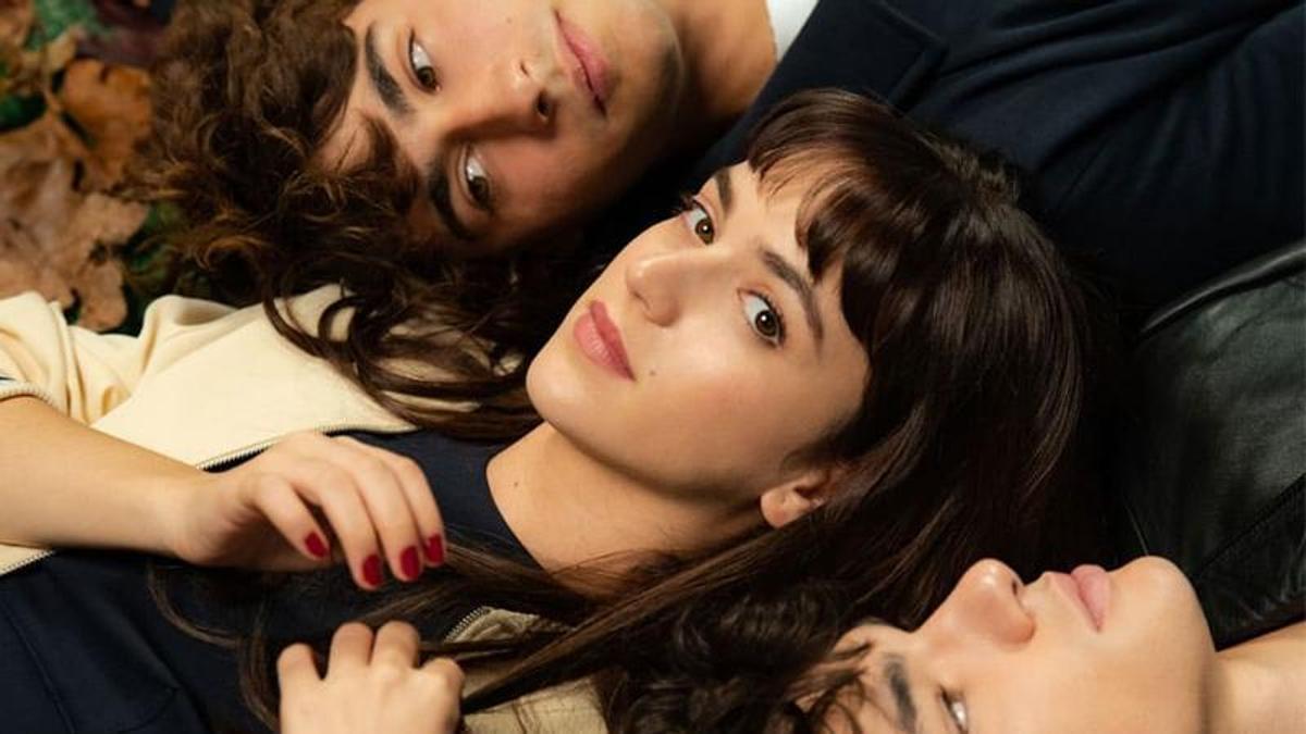 Fernando Lindez, Diego Vidales y Alicia Falcó, protagonistas de las adaptaciones de Vaca Films para Prime Video de la trilogía 'Dímelo'.