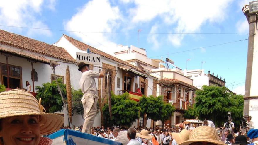 Un siglo de generosidad ante la Virgen del Pino