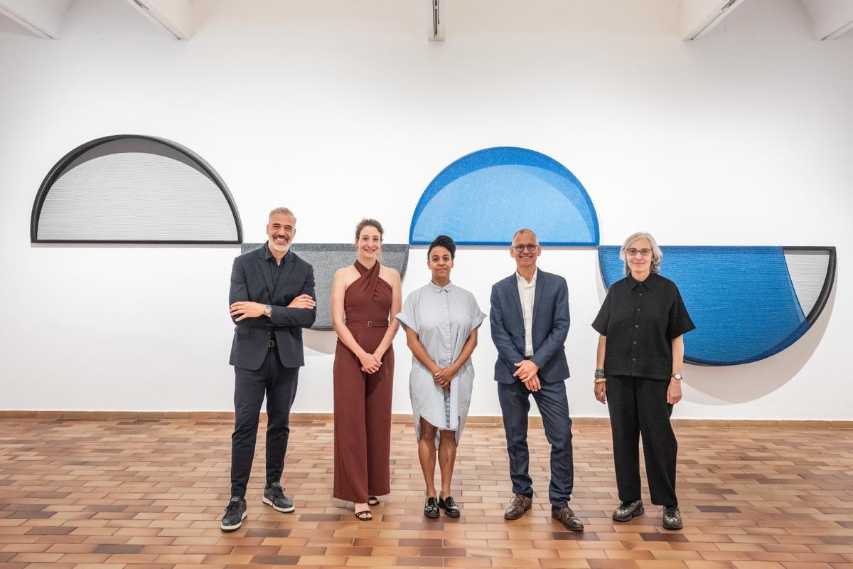 Jorge Diez (director de diseño de SEAT & CUPRA), Aurélie Avice (directora de programación en la Stavros Niarchos Foundation), la artista Kapwani Kiwanga; Daniel, director de la Fundació Joan Miró y Martina Millà, comisaria de la muestra y jefa de exposiciones de la Fundació Miró.