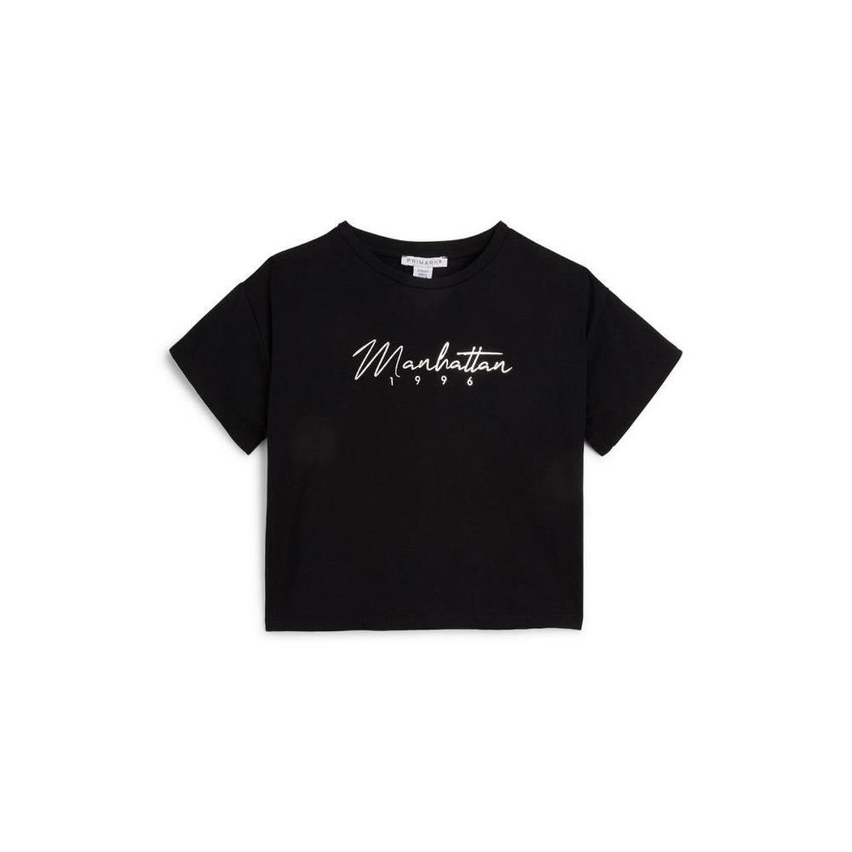 Camiseta corta negra con texto 'Manhattan', de Primark (13 euros)