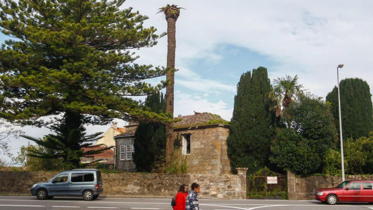 Esta finca triangular en Vilaxoán da a tres calles, entre ellas avenida de Cambados y Benigno Santos.