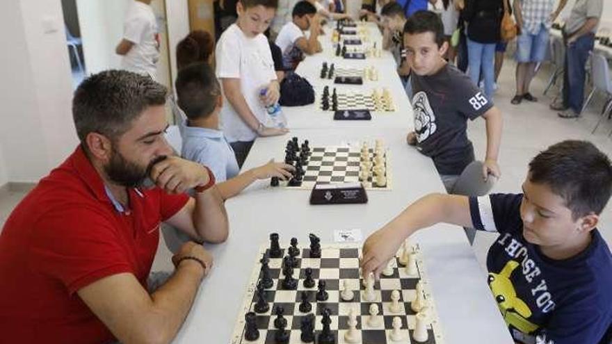 Partidas a punto de comenzar en el I Torneo de ajedrez &quot;Nuevo Roces&quot;.