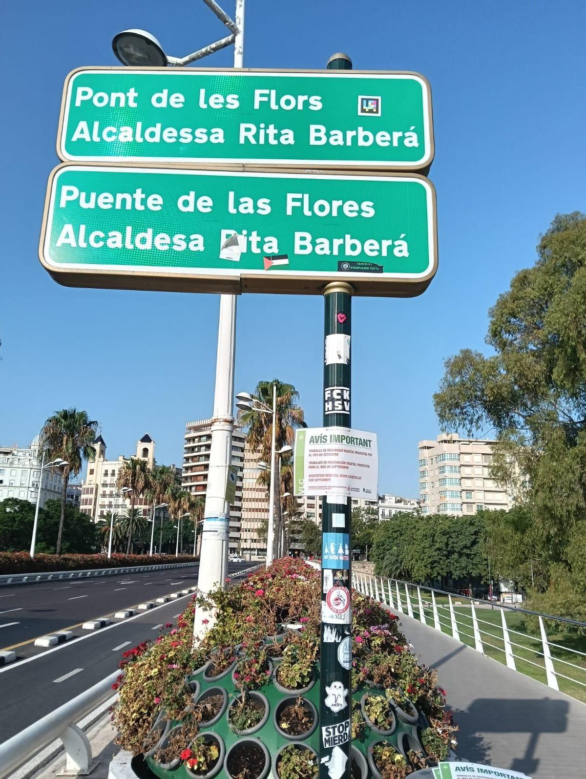 Uno de los extremos del Puente de las Flores, con muchas macetas secas.