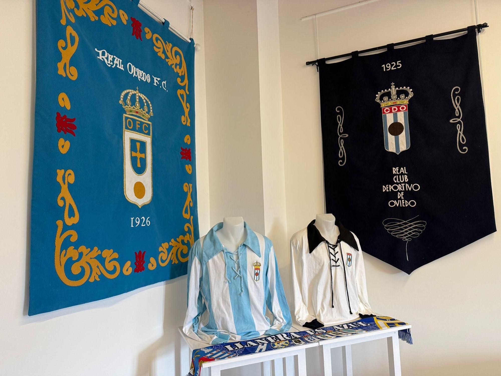 Así fue la inauguración de la exposición Fundadores del Real Oviedo en Lugo de Llanera