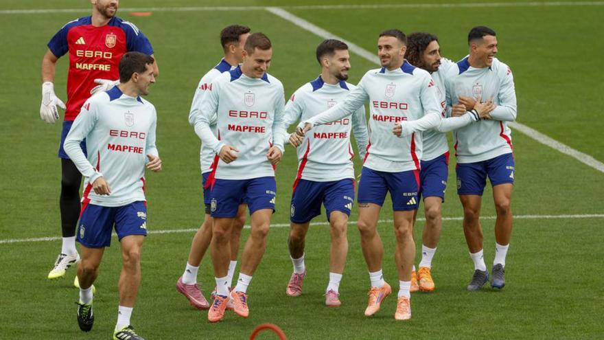 Los futbolistas durante el entrenamiento de ayer, en Las Rozas. | J J GUILLÉN/EFE