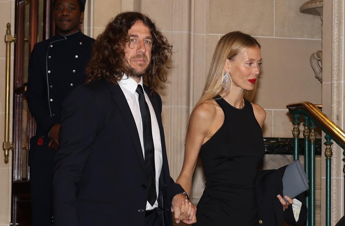Carles Puyol junto a Vanesa Lorenzo, su pareja y madre de sus hijas