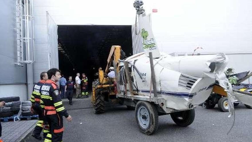 Un tractor traslada el helicóptero hasta Fexdega, el domingo.