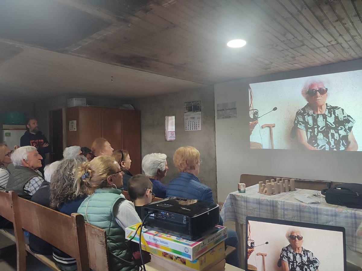 Los vecinos de Santa Colomba durante la proyección del documental