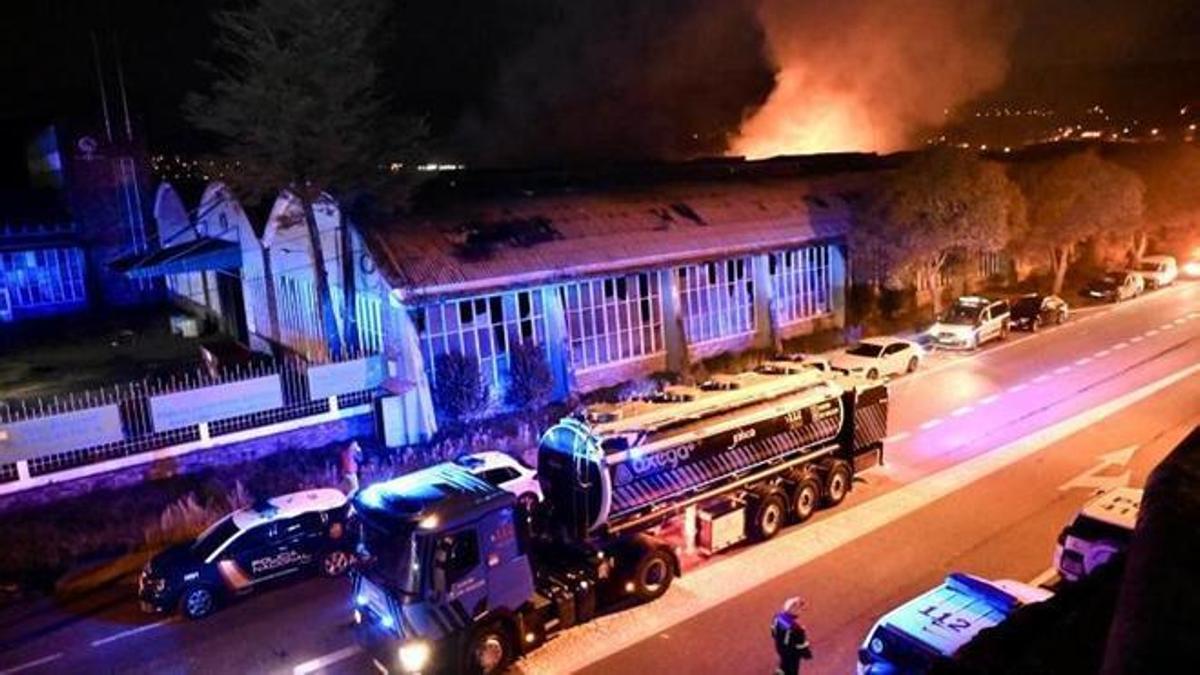 Efectivos trabajando en la extinción del fuego ayer en Ponte Sampaio.