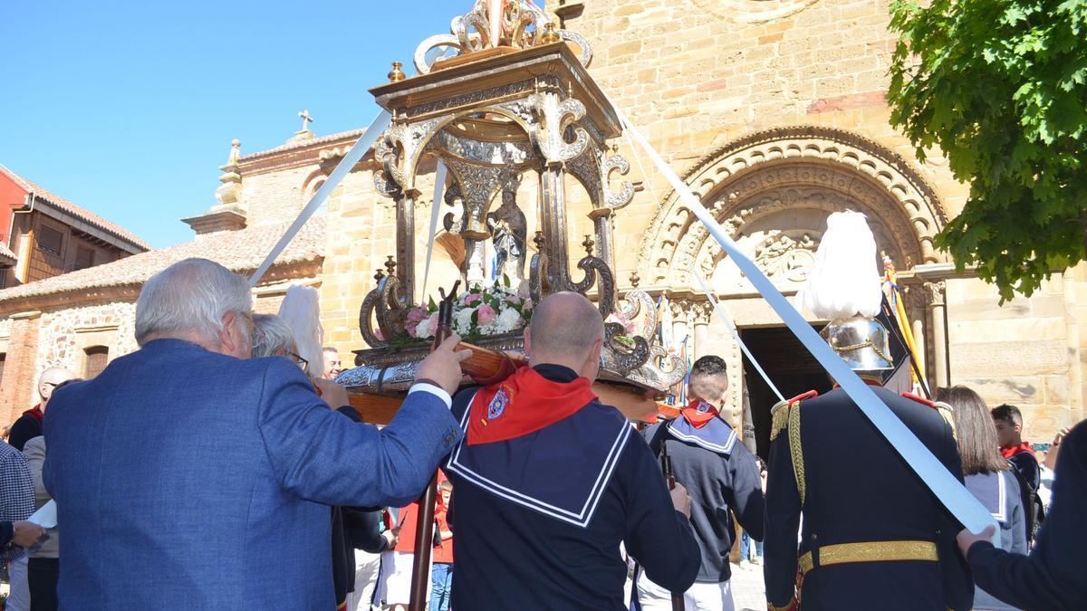 Fiestas de la Veguilla en Benavente: La patrona procesiona blindada por las doce peñas oficiales