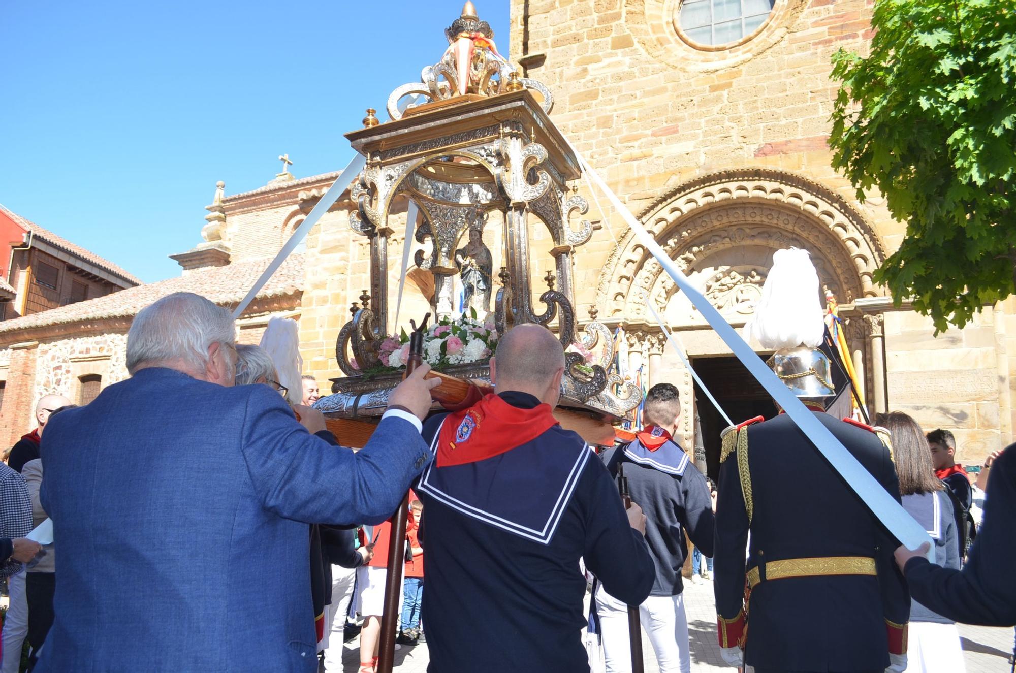 Fiestas de la Veguilla en Benavente: La patrona procesiona blindada por las doce peñas oficiales