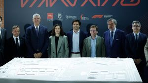 Carlos Sainz, Isabel Díaz Ayuso y José Luis Martínez-Almeida,durante la presentación del circuito de F1 de Madrid