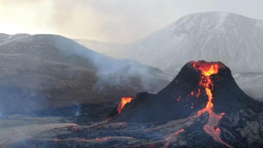 Los espectaculares vídeos del volcán de Islandia en erupción (y también en directo)