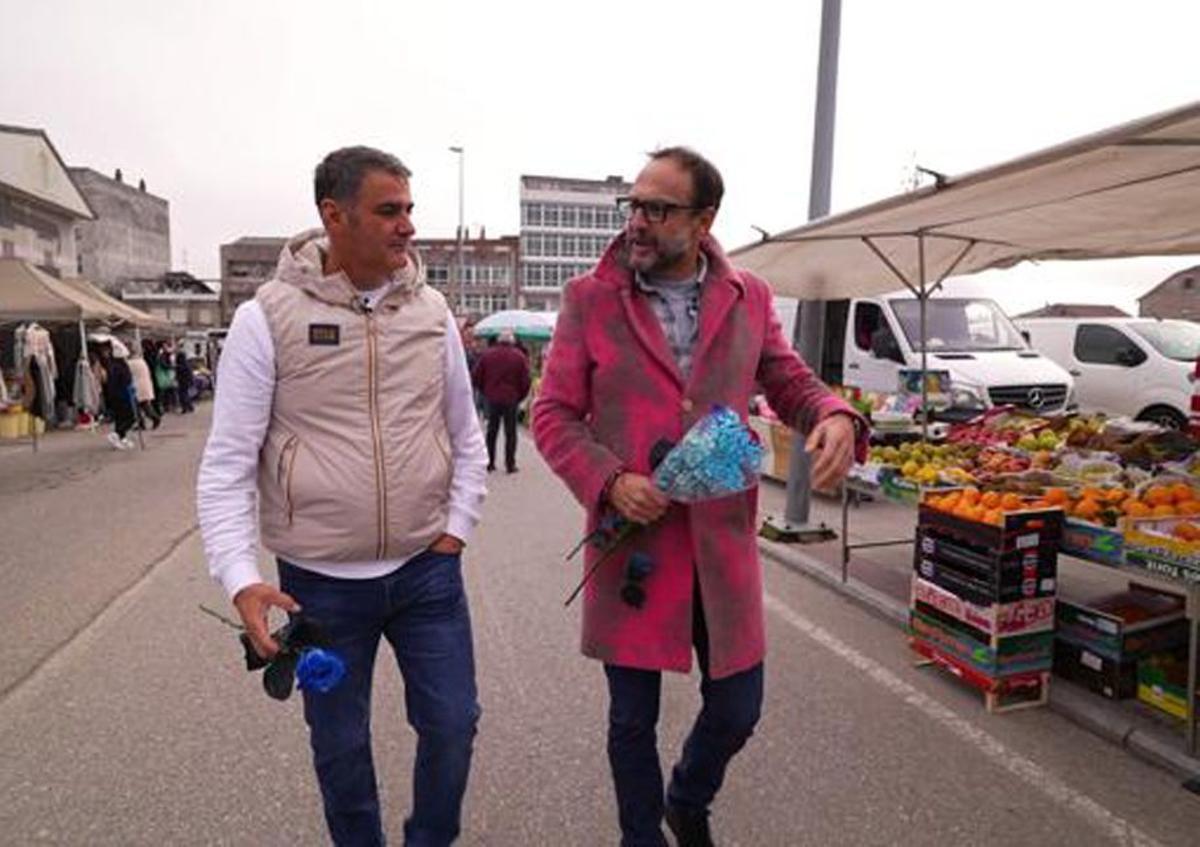 O toureiro e Vilar, durante o seu paseo pola feira de Tui. |  TVG