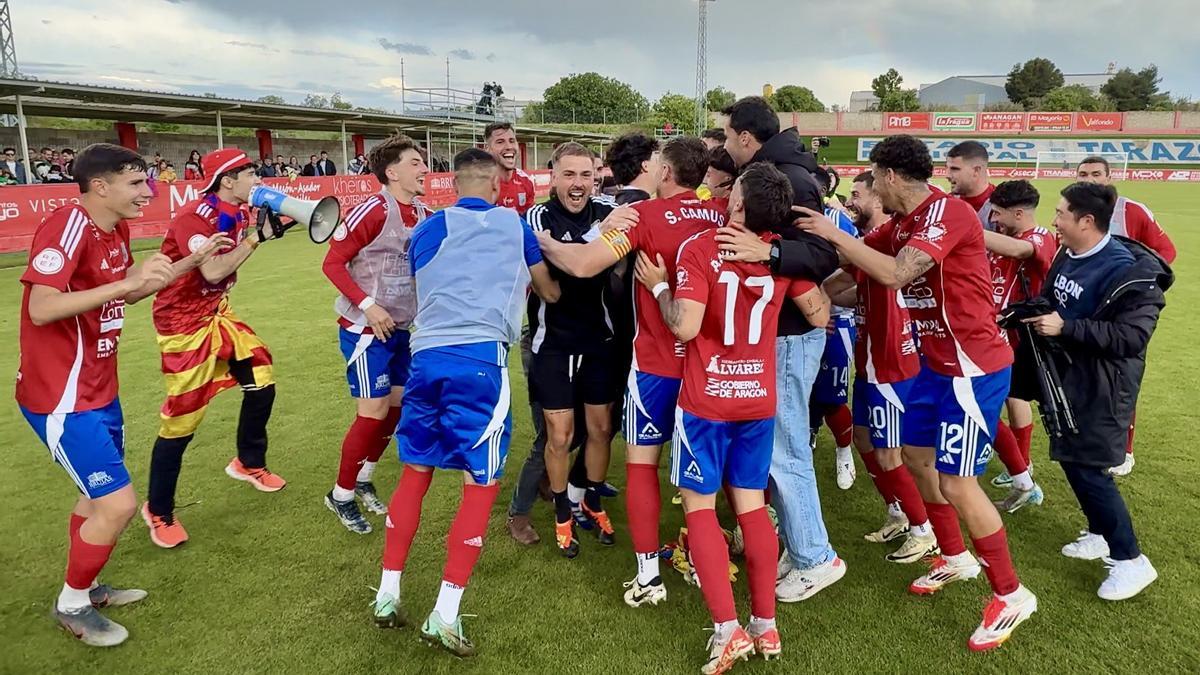 La plantilla del Tarazona celebra la permanencia después del partido de la última jornada