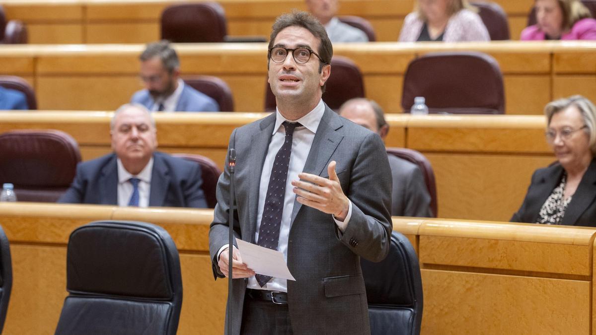 El ministro de Economía, Comercio y Empresa, Carlos Cuerpo, durante una sesión de control al Gobierno en el Senado, a 27 de mayo de 2025, en Madrid (España). El Gobierno tiene que hacer frente hoy en el Senado a dos cuestiones especialmente relevantes: po
