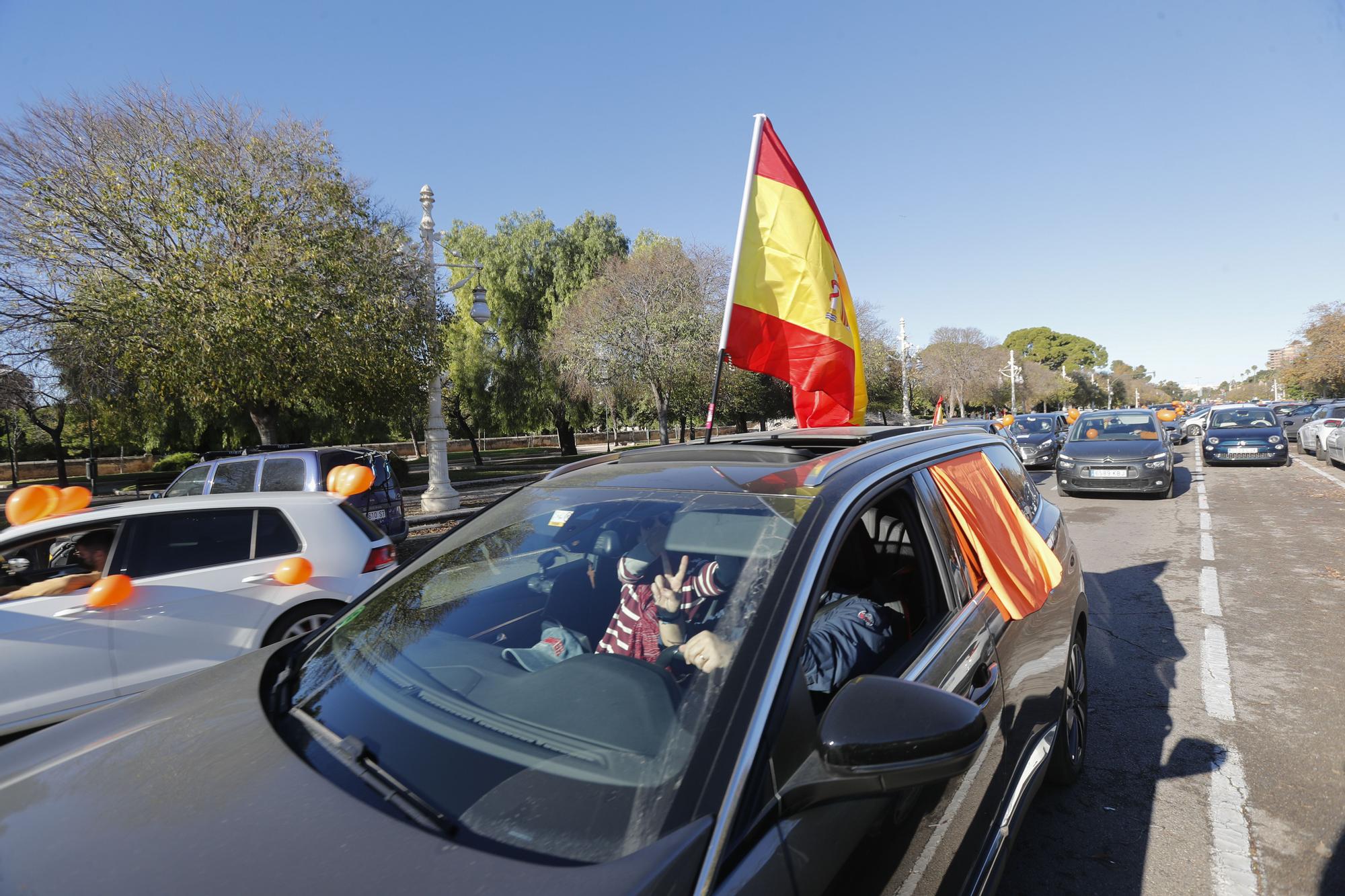 Caravana de vehículos en protesta por el Ley Celaá en València